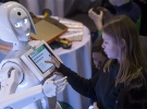 Ders anlatan robotun maaşı şarj